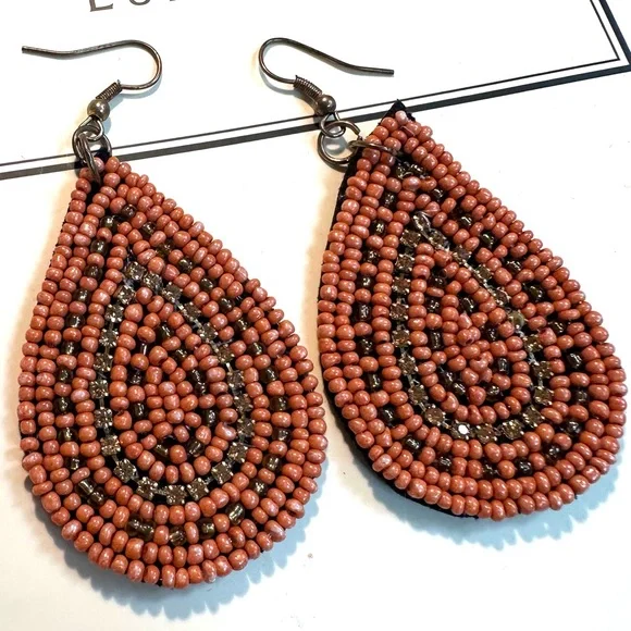 Mint Condition Large Beaded Drop Earrings Gold tone metal very Lightweight - Picture 3 of 6